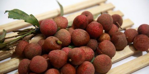 Een lychee eten