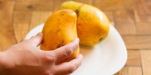 Een mango eten