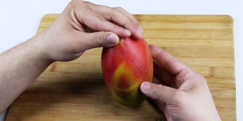 Een mango pellen