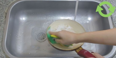 Maak 'n pan skoon met 'n kleefvrye laag