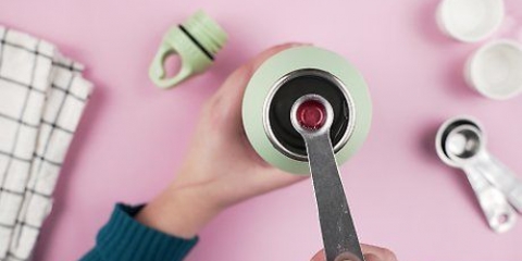 Hoe om 'n vlekvrye staal waterbottel skoon te maak
