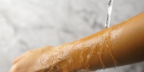 Maak 'n skrop met olyfolie en suiker