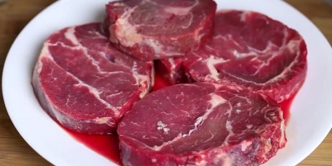 Een steak gerooster in die oond