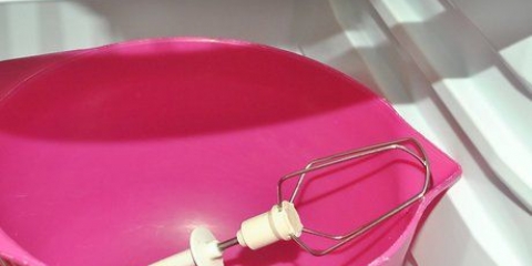 Een taart decoreren met slagroomglazuur