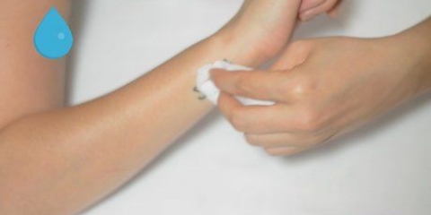 Versteek 'n tatoeëermerk met grimering