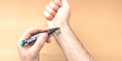 Hoe om 'n tydelike tatoeëermerk met 'n highlighter te maak