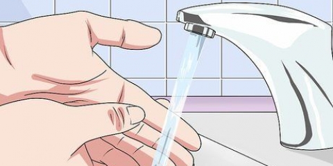Doen 'n urine-ontleding met 'n toetsstrook