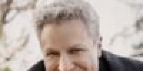 Een vriend help die word mishandel