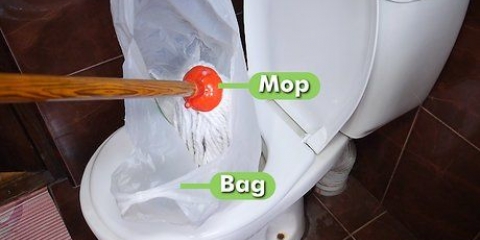 Ontblokkeer 'n toilet sonder om 'n suier te gebruik
