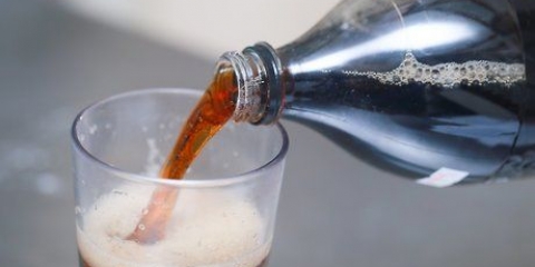 Maak 'n toilet skoon met coca cola