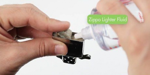 Maak 'n zippo-aansteker oop en steek dit aan