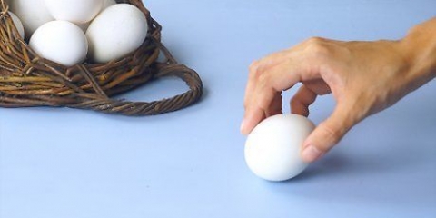 Hou gekookte en ongekookte eiers uitmekaar