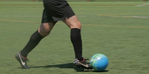 Leer om goed te dribbel as 'n sokkerspeler