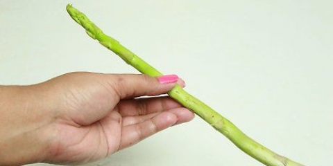 Groene asperges blancheren
