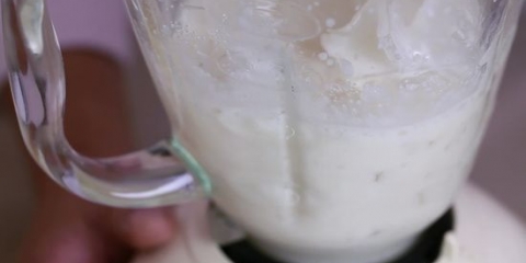 Maak roomys met melk in 'n blender