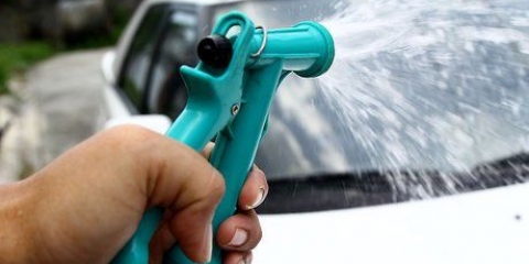 Je auto-skoonmaak met huishoudelike middelen