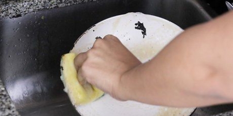Keramiese pannen skoonmaak