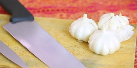 Knoflook fijnhakken