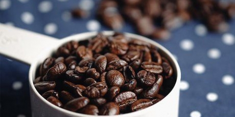 Koffie maak met 'n koffiepers