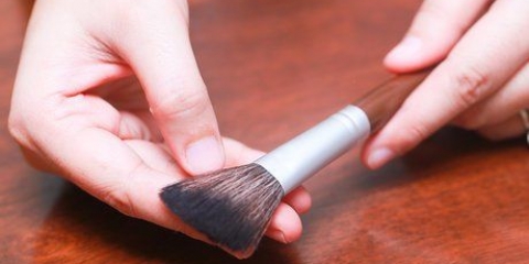 Maak make-up borsels skoon