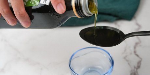 Gebruik olyfolie as velsorg op jou gesig