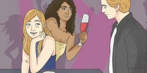Nader 'n meisie in 'n groep in 'n kafee
