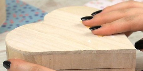 Plak papier aan hout vas