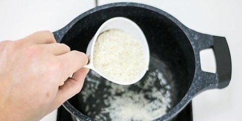 Rijst koken in kippenbouillon