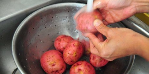 Rode aardappelen klaarmaak