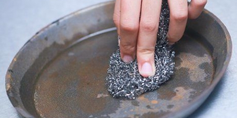 Roest verwyder van 'n gietijzeren koekpan