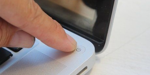 Los sleutels wat vasgesteek is op jou sleutelbord