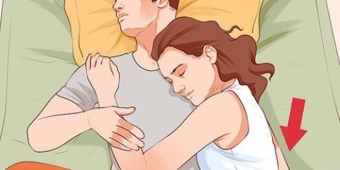 Verhoed dat jou arm gevang word terwyl jy in die bed knuffel