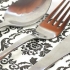 Bestek in papieren servetten wikkelen