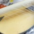 Kaaskoek uit 'n springvormpan haal