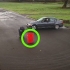 Een auto laat driften