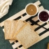 Een boterham met pindakaas en jam maak