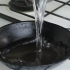 Een gietijzeren pan schoonmaken