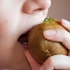 Een kiwi eten