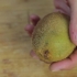 Een kiwi-schillen