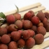 Een lychee eten