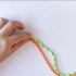 Maak 'n vierkantige knoop met scoubidou-draad