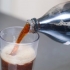 Maak 'n toilet skoon met coca cola