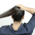 Hoe om eenvoudige en oulike haarstyle te maak