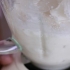Maak roomys met melk in 'n blender